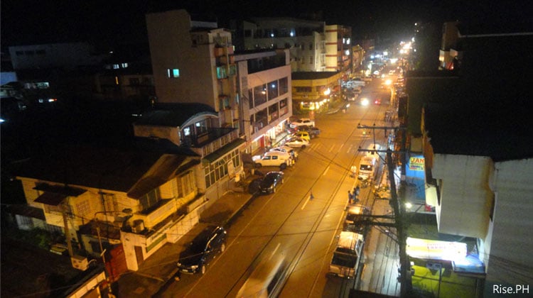 Avenida Veteranos at night