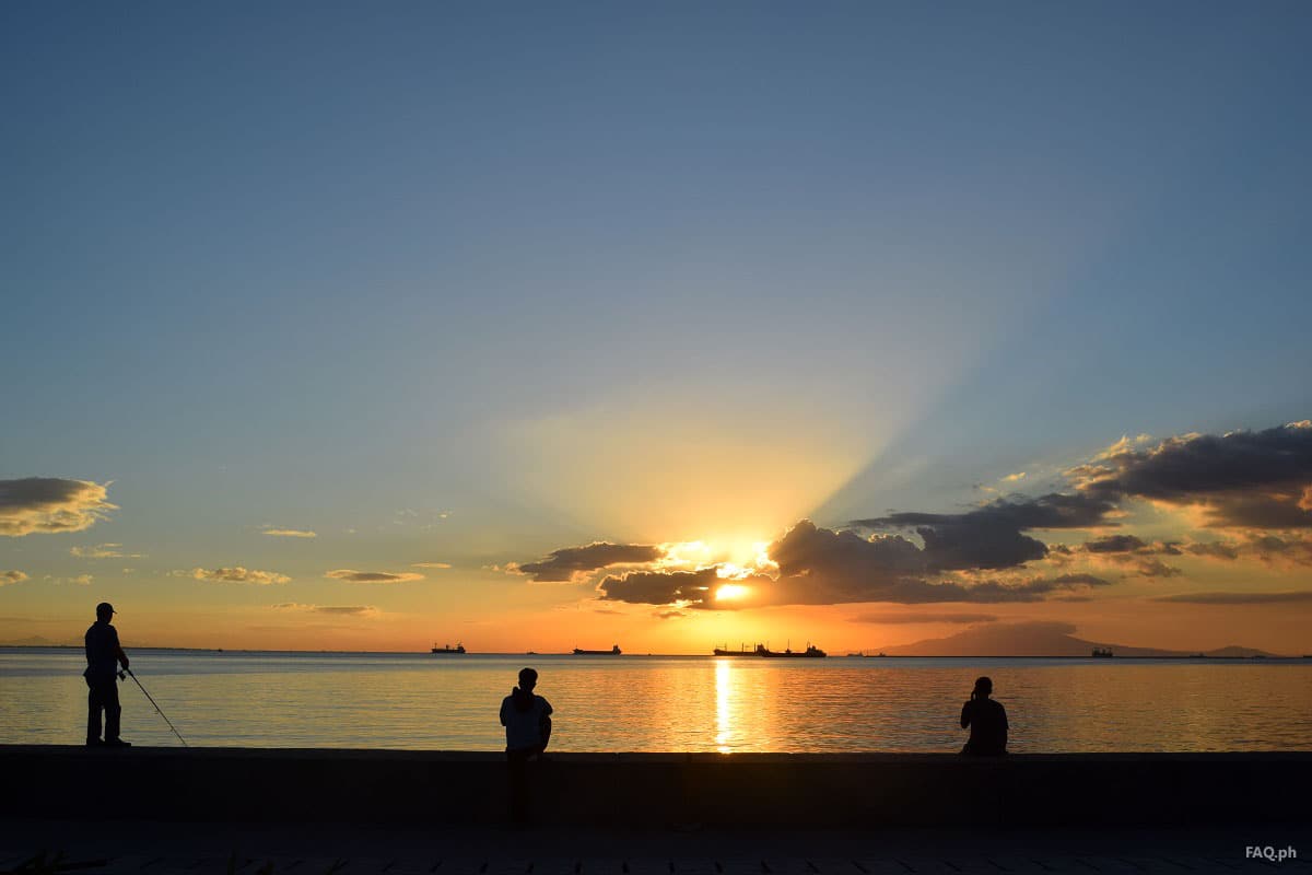 Watching the sunset at Manila Bay