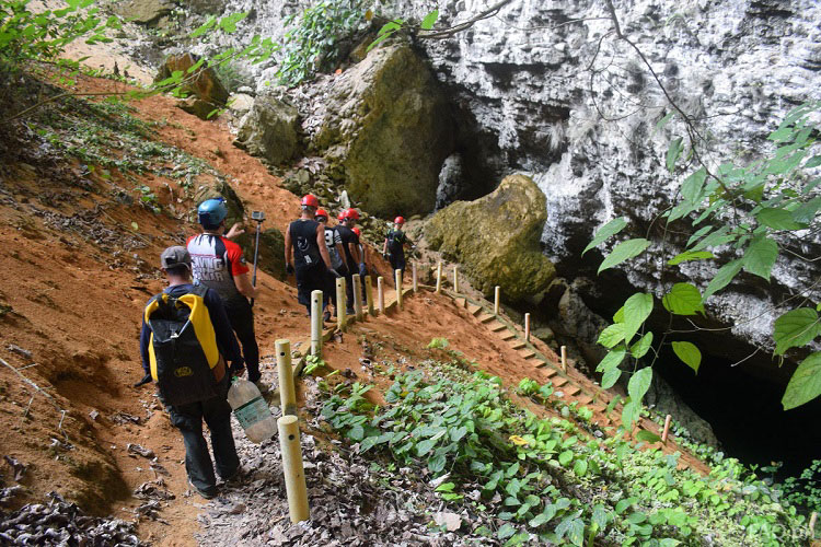 entering Gobingob cave 