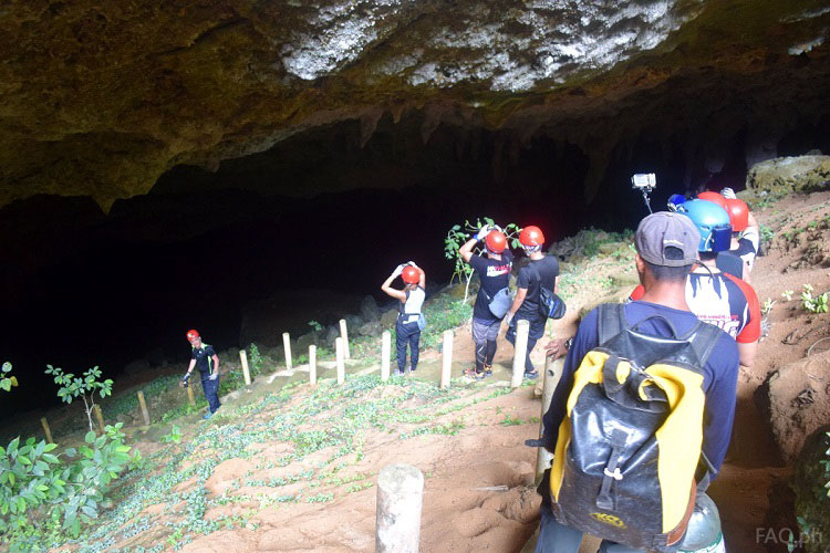Getting inside Gobingob cave