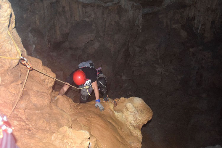 Langun Gobingob cave rappelling